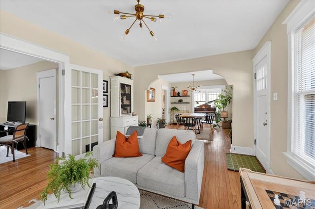 8 S Moreland Avenue, St Louis, MO 63122