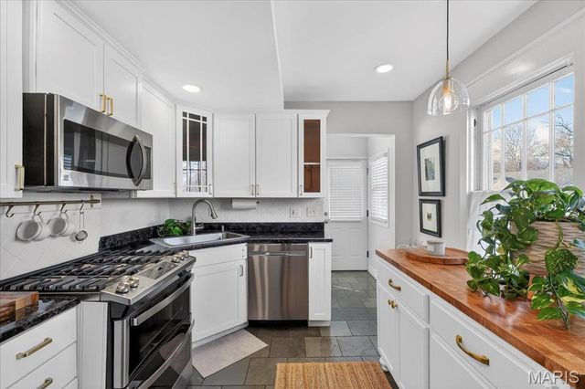 8 S Moreland Avenue, St Louis, MO 63122