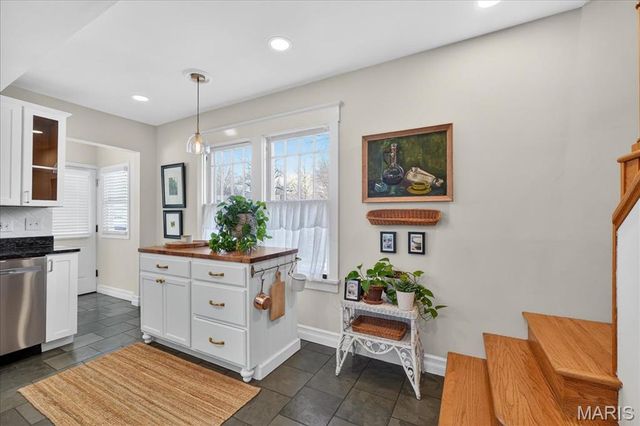 8 S Moreland Avenue, St Louis, MO 63122