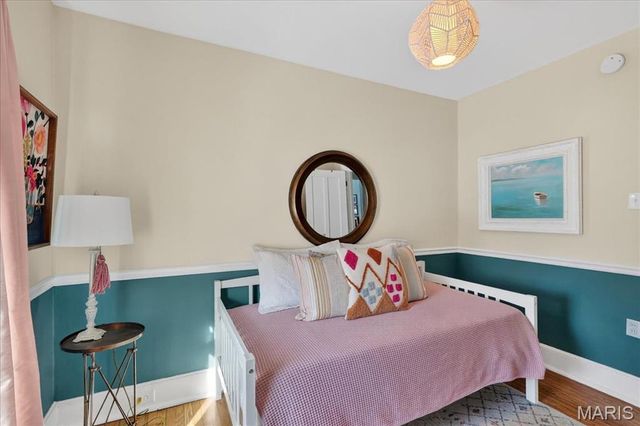 8 S Moreland Avenue, St Louis, MO 63122