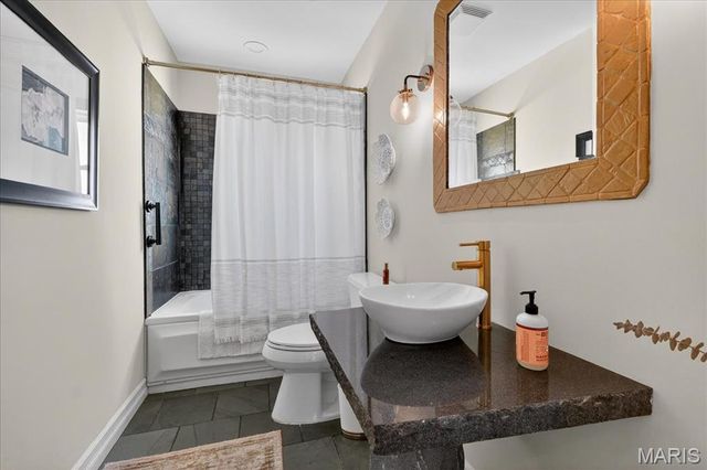 8 S Moreland Avenue, St Louis, MO 63122