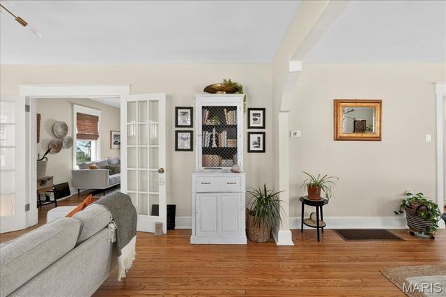 8 S Moreland Avenue, St Louis, MO 63122