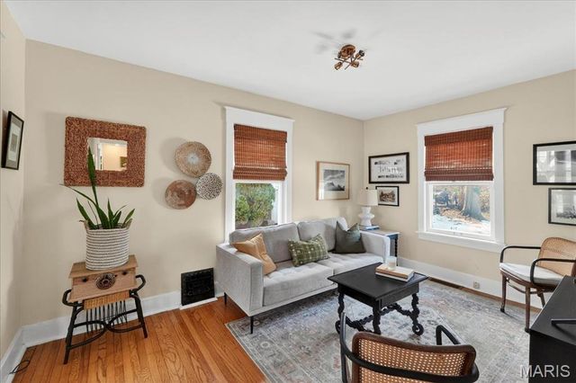 8 S Moreland Avenue, St Louis, MO 63122