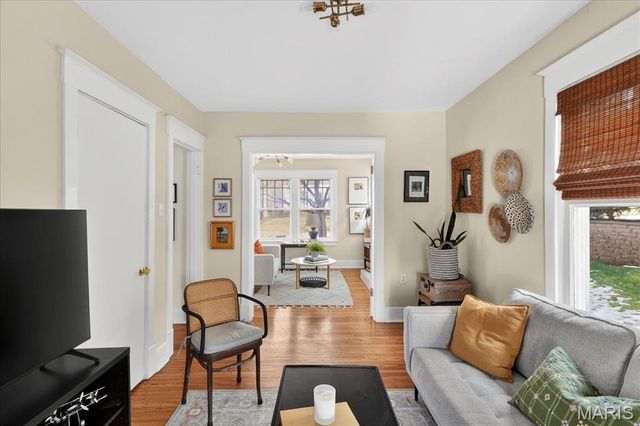 8 S Moreland Avenue, St Louis, MO 63122