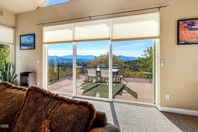 1076 NW Starlite Place, Grants Pass, OR 97526