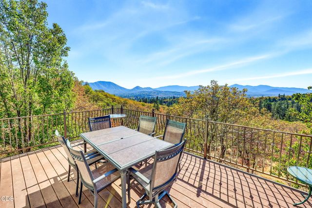 1076 NW Starlite Place, Grants Pass, OR 97526