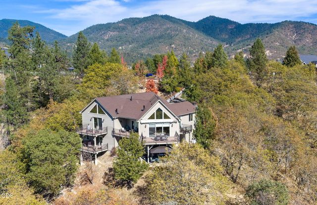 1076 NW Starlite Place, Grants Pass, OR 97526