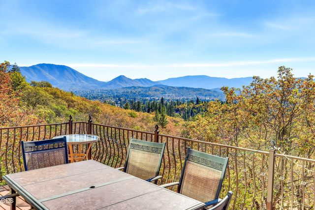 1076 NW Starlite Place, Grants Pass, OR 97526