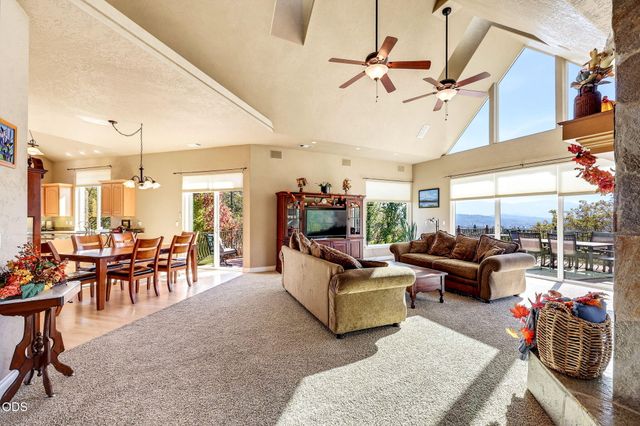1076 NW Starlite Place, Grants Pass, OR 97526