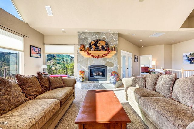 1076 NW Starlite Place, Grants Pass, OR 97526