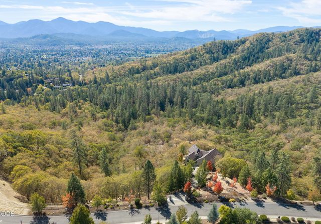 1076 NW Starlite Place, Grants Pass, OR 97526