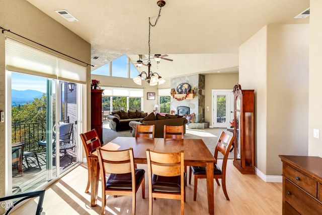 1076 NW Starlite Place, Grants Pass, OR 97526