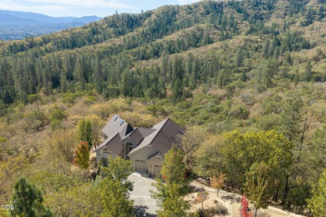 1076 NW Starlite Place, Grants Pass, OR 97526