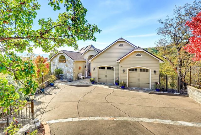 1076 NW Starlite Place, Grants Pass, OR 97526