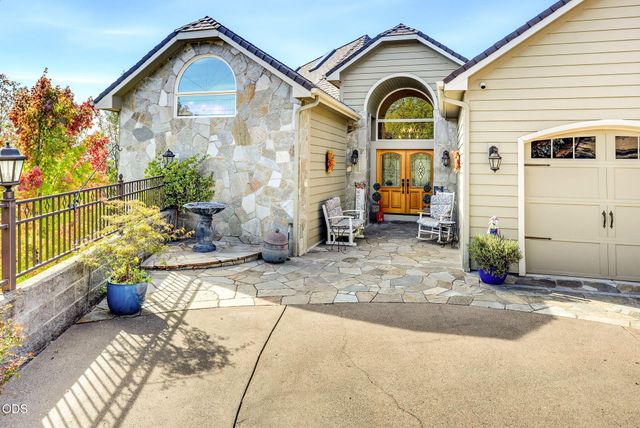 1076 NW Starlite Place, Grants Pass, OR 97526