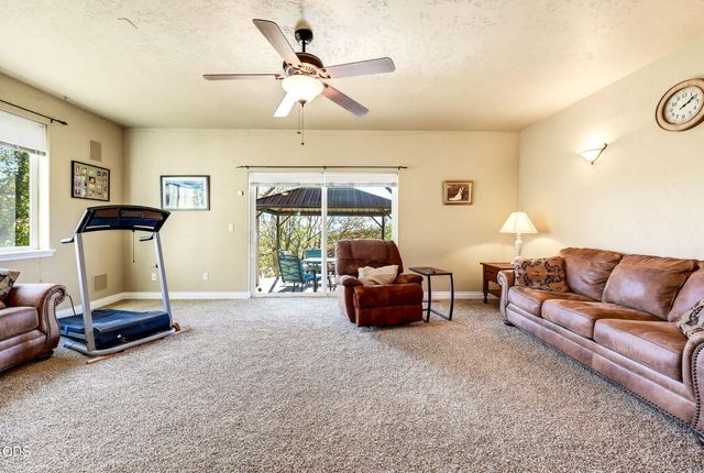 1076 NW Starlite Place, Grants Pass, OR 97526