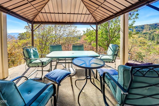 1076 NW Starlite Place, Grants Pass, OR 97526