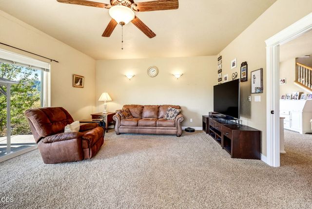 1076 NW Starlite Place, Grants Pass, OR 97526