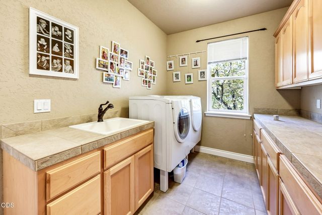1076 NW Starlite Place, Grants Pass, OR 97526
