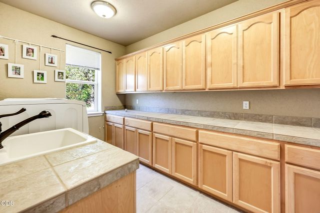 1076 NW Starlite Place, Grants Pass, OR 97526