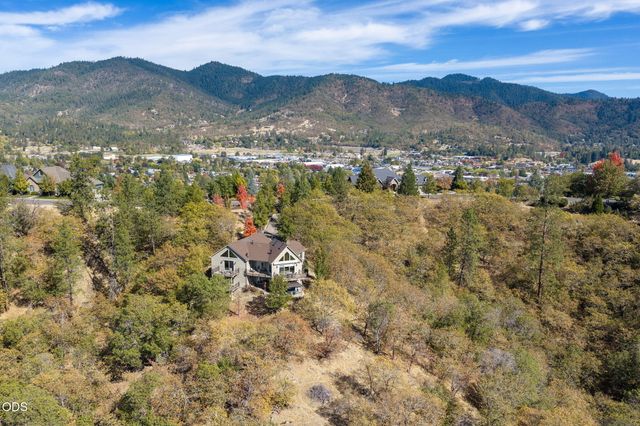 1076 NW Starlite Place, Grants Pass, OR 97526