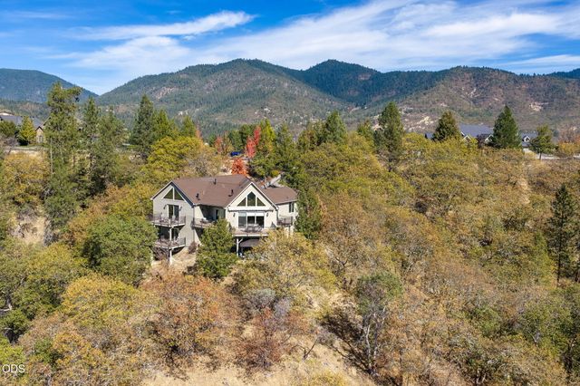1076 NW Starlite Place, Grants Pass, OR 97526