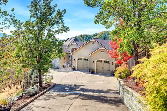 1076 NW Starlite Place, Grants Pass, OR 97526