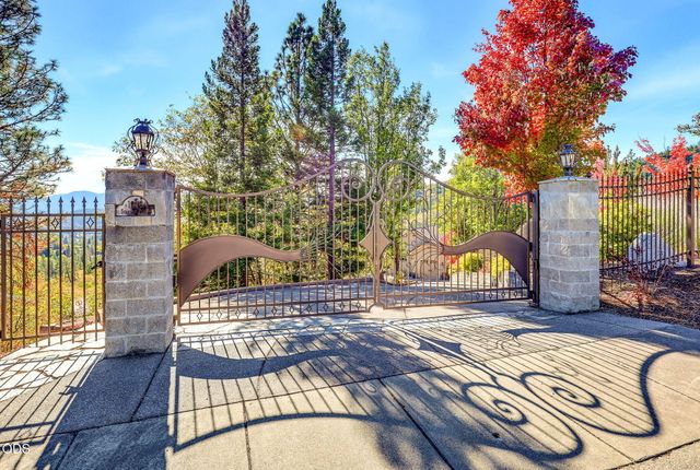 1076 NW Starlite Place, Grants Pass, OR 97526