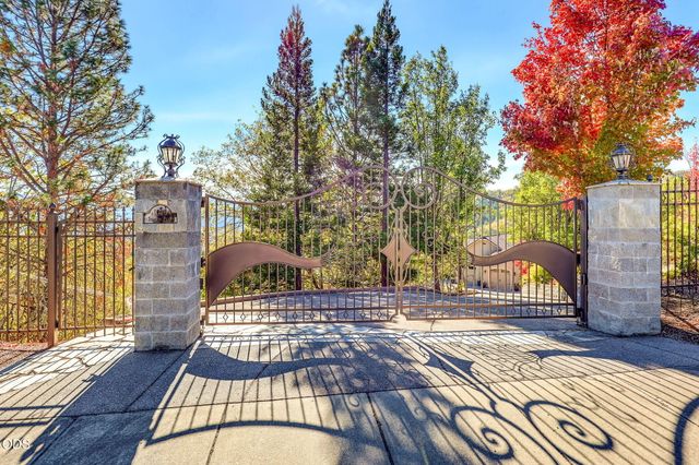 1076 NW Starlite Place, Grants Pass, OR 97526