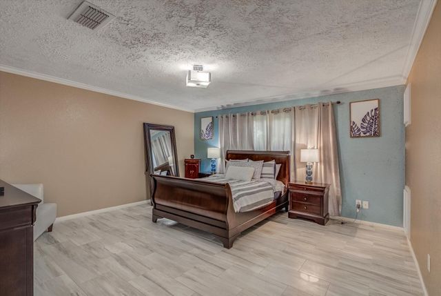 5230 Cripple Creek Court SE, Houston, TX 77017