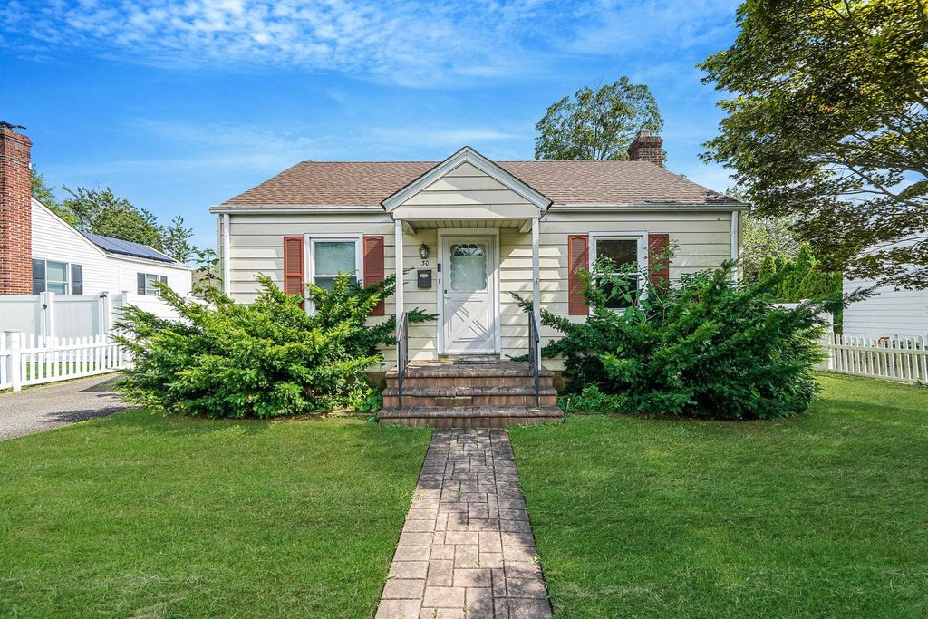 30 Leyden Street, Huntington Station, NY 11746
