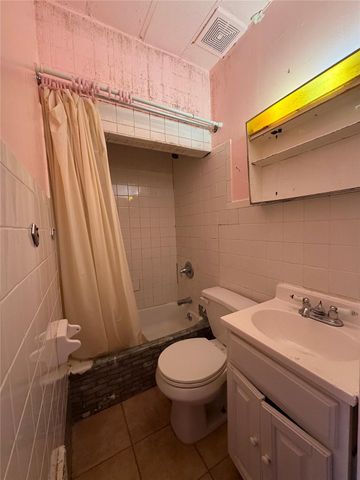 95-07 Roosevelt Avenue, Jackson Heights, NY 11372