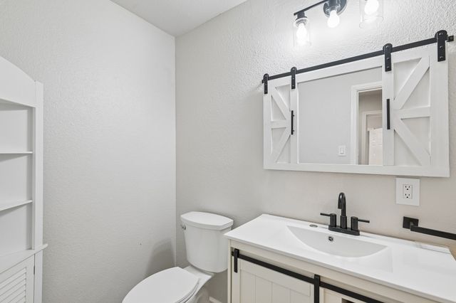511 Commerce Street, Kemp, TX 75143