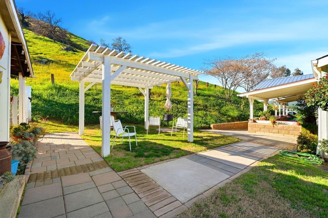 31967 Sierra Drive, Lemon Cove, CA 93244