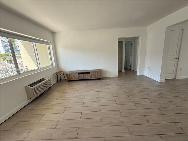 625 77th St, Miami Beach, FL 33141