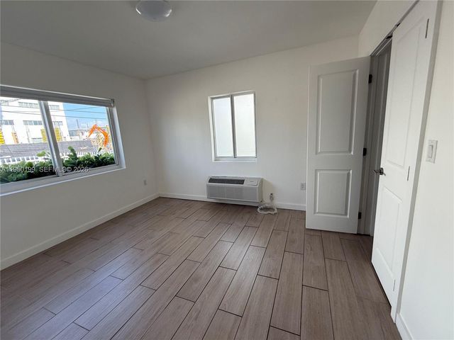 625 77th St, Miami Beach, FL 33141