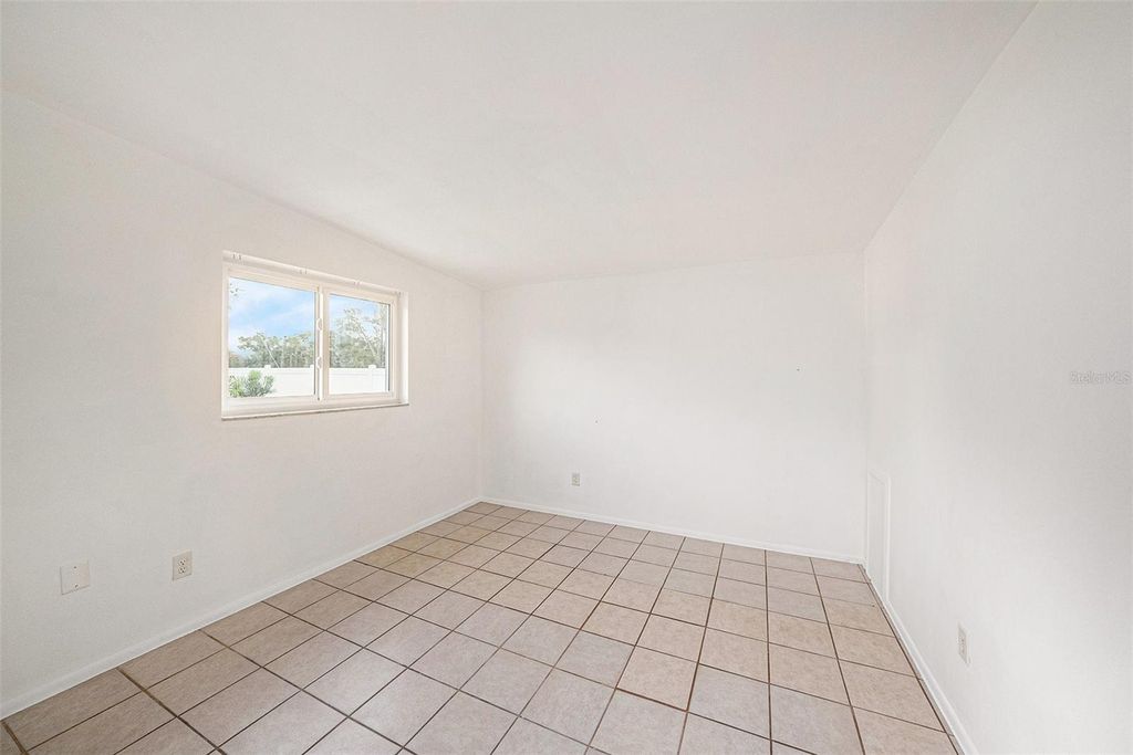 Image 12 of property listing at 5801 EMERSON AVE S, St Petersburg, FL 33707