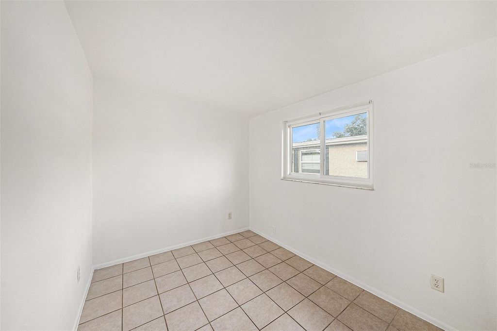 Image 17 of property listing at 5801 EMERSON AVE S, St Petersburg, FL 33707