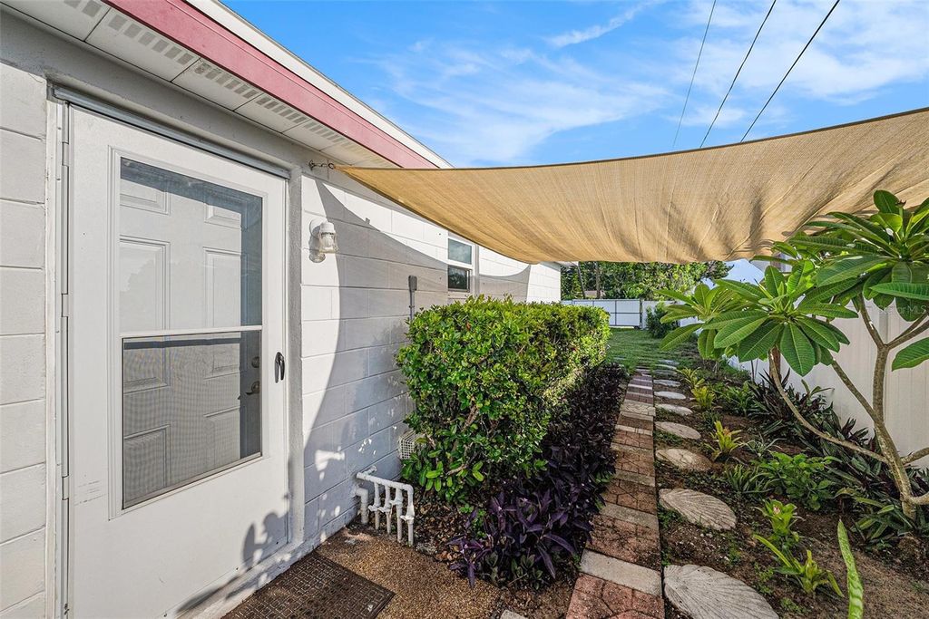 Image 19 of property listing at 5801 EMERSON AVE S, St Petersburg, FL 33707