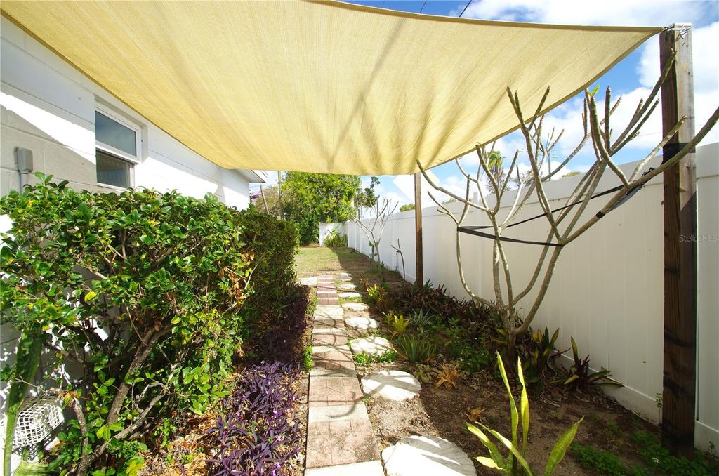 Image 20 of property listing at 5801 EMERSON AVE S, St Petersburg, FL 33707