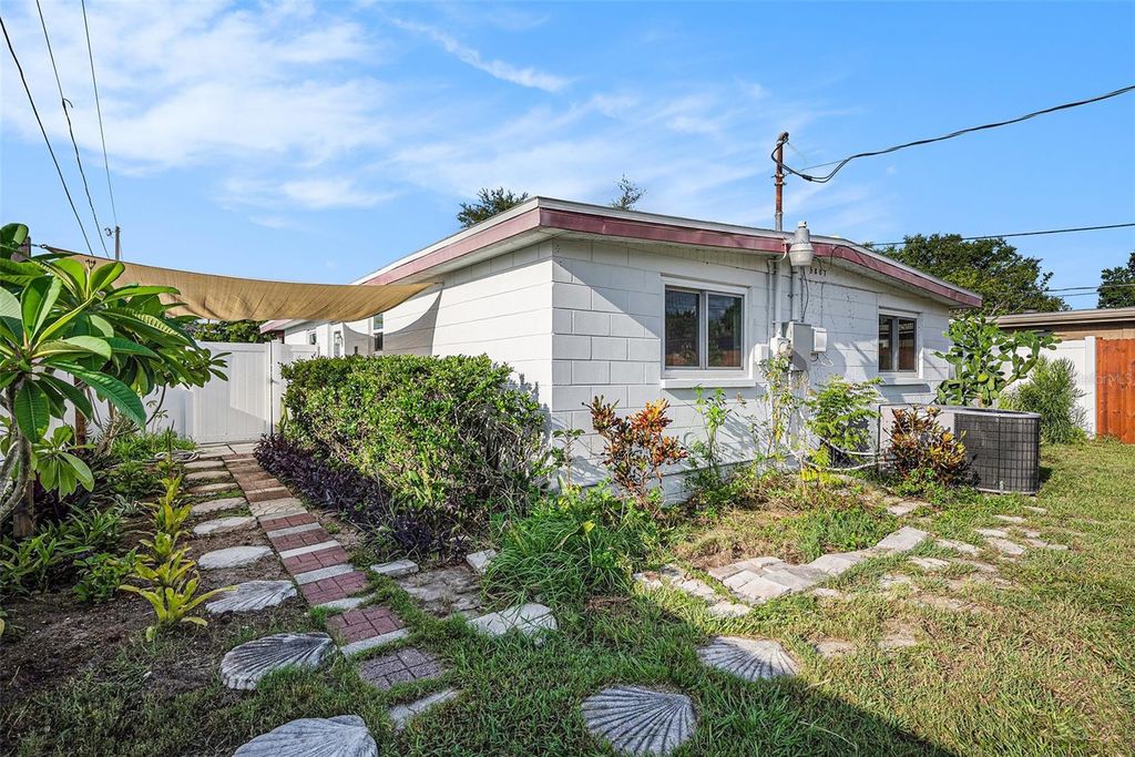 Image 21 of property listing at 5801 EMERSON AVE S, St Petersburg, FL 33707