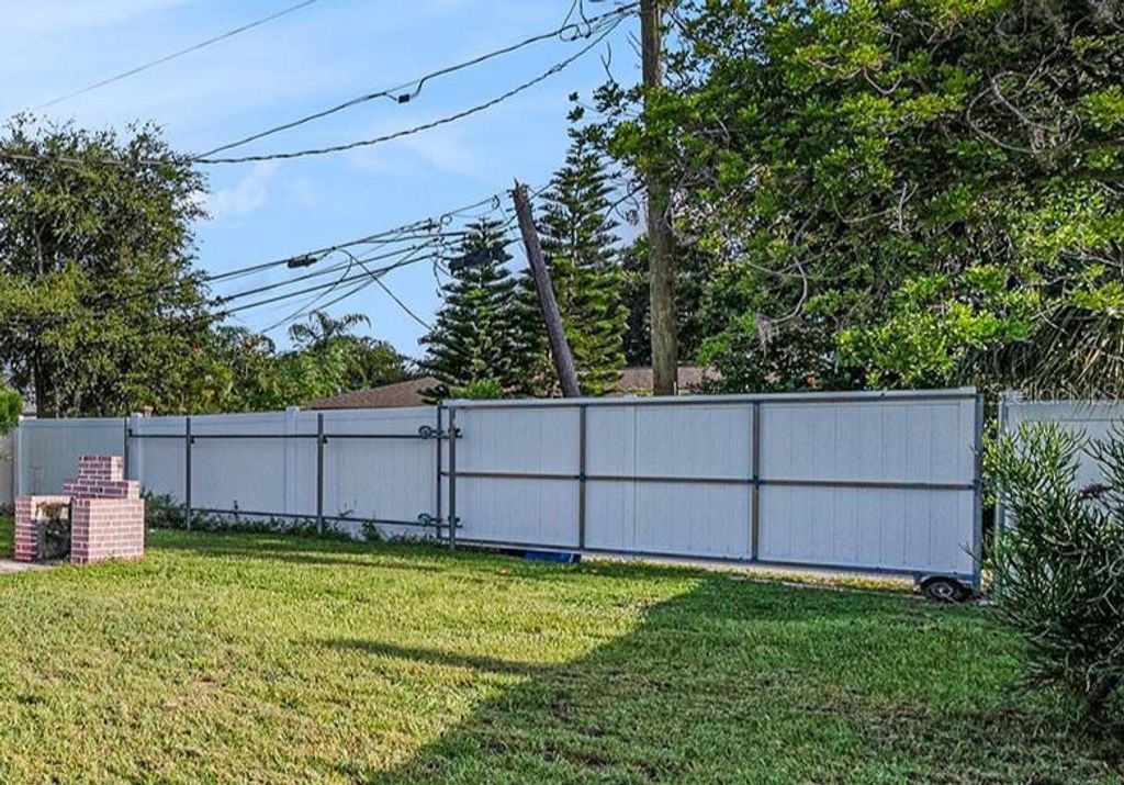 Image 24 of property listing at 5801 EMERSON AVE S, St Petersburg, FL 33707