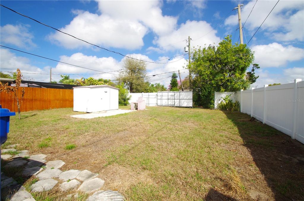 Image 28 of property listing at 5801 EMERSON AVE S, St Petersburg, FL 33707