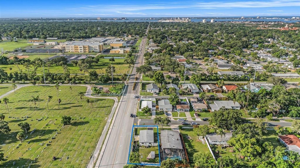 Image 31 of property listing at 5801 EMERSON AVE S, St Petersburg, FL 33707