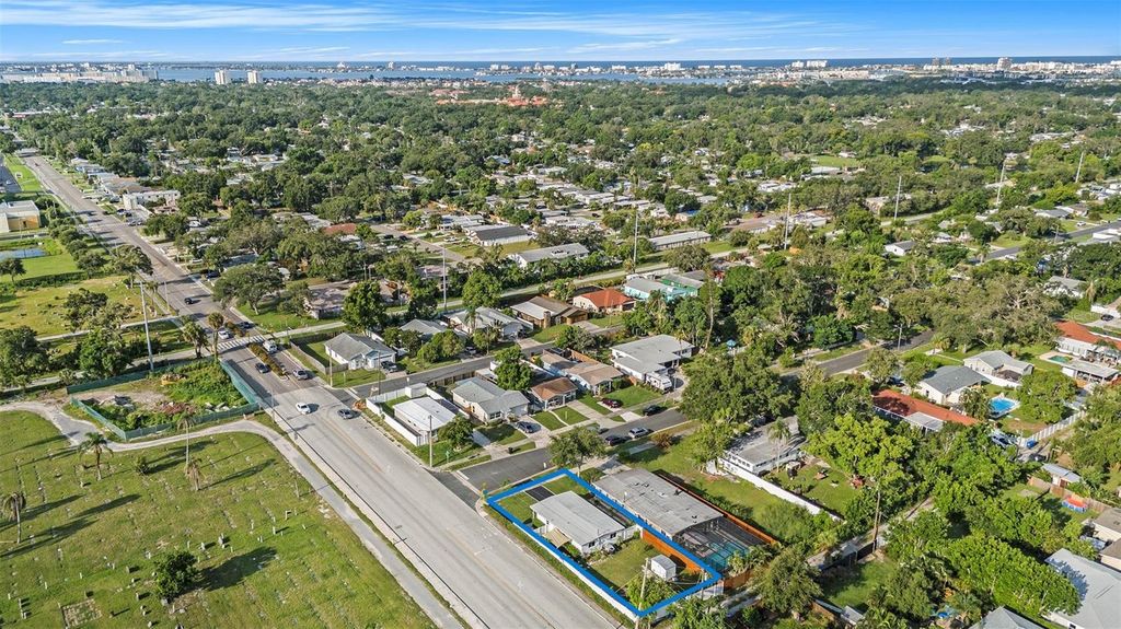 Image 32 of property listing at 5801 EMERSON AVE S, St Petersburg, FL 33707