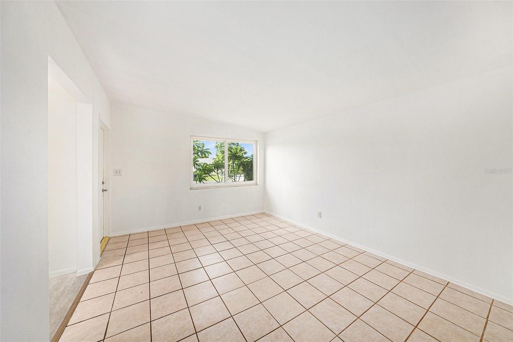 Image 5 of property listing at 5801 EMERSON AVE S, St Petersburg, FL 33707
