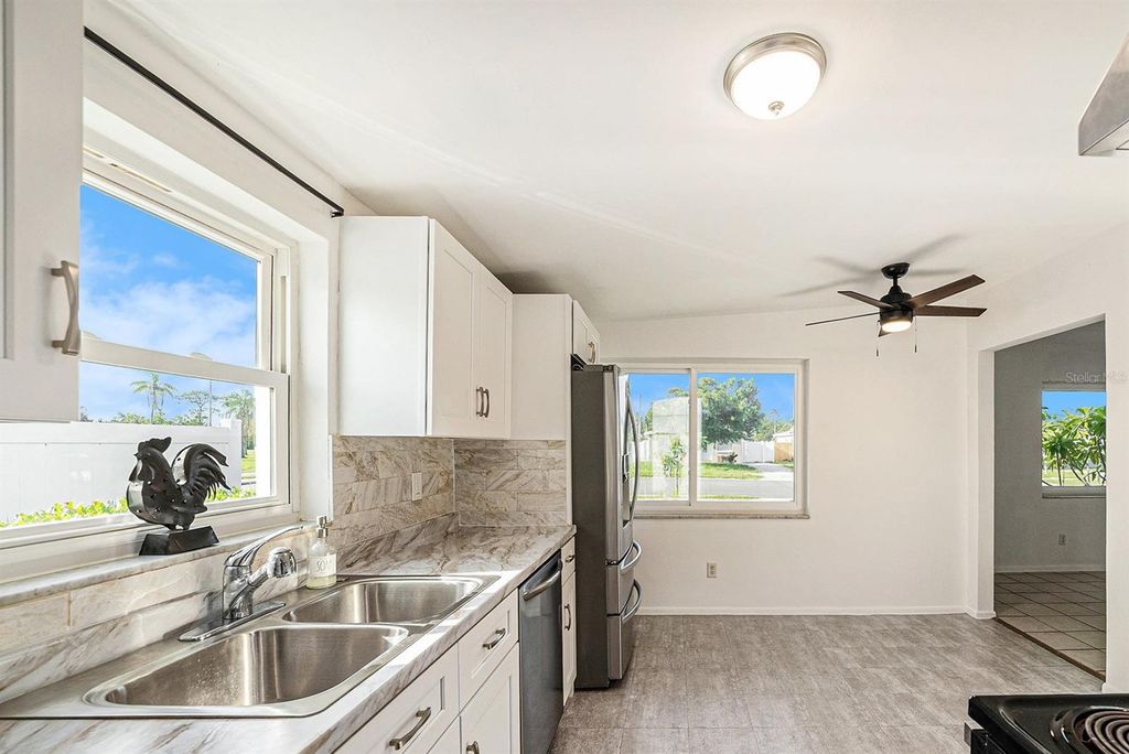 Image 9 of property listing at 5801 EMERSON AVE S, St Petersburg, FL 33707