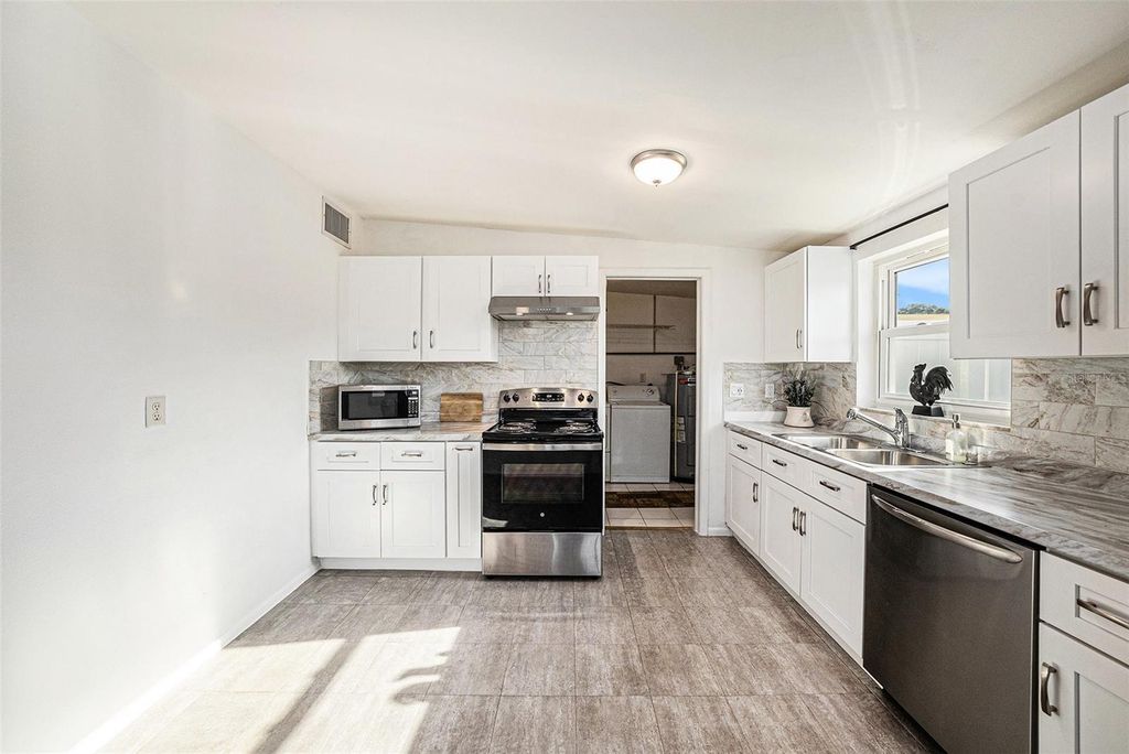 Image 10 of property listing at 5801 EMERSON AVE S, St Petersburg, FL 33707