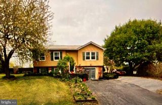 211 N VANESSA DR, Pleasant Gap, PA 16823