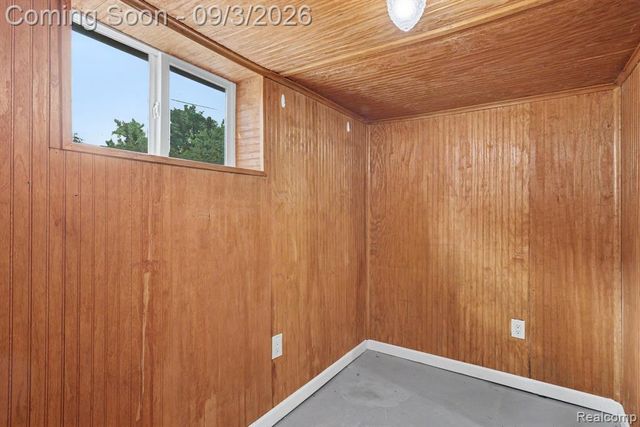 4735 Elizabeth Lake Road, Waterford, MI 48327